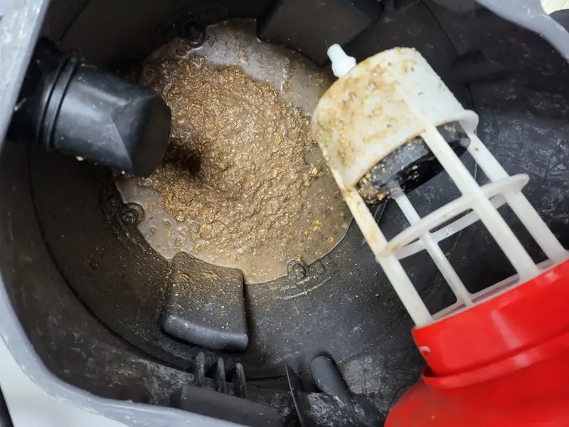 사하구 석션 통 안에 모인 음식물 찌꺼기